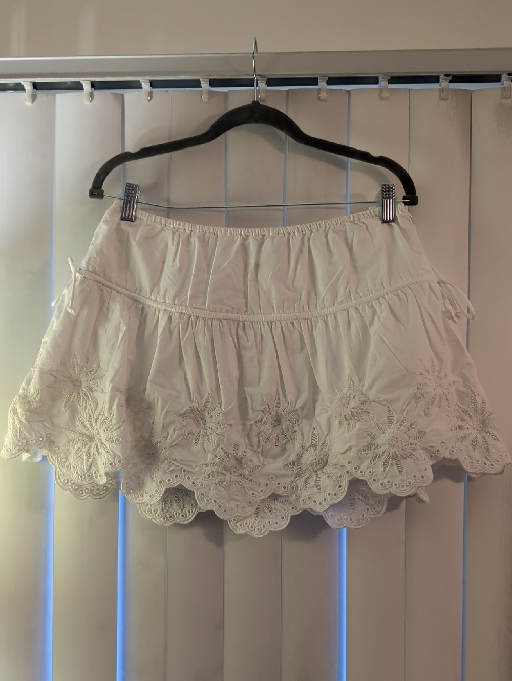 Free People White Elastic Waist Embroidered Mini Skirt With Scalloped Edge LG